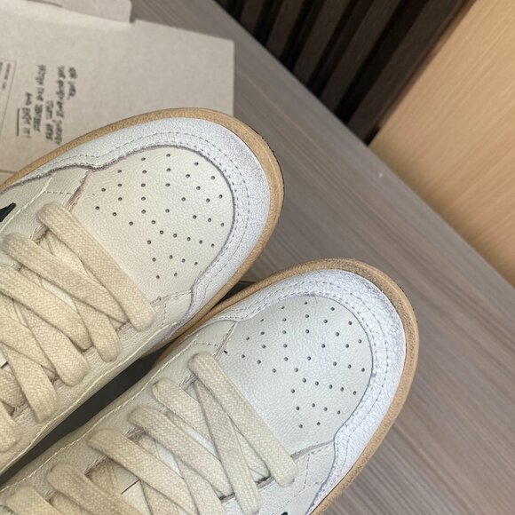 Golden Goose White Distressed Sneakers with Black Star - Picture 4 of 9